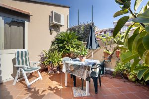 Terrazzino con Tavolo e Sedie